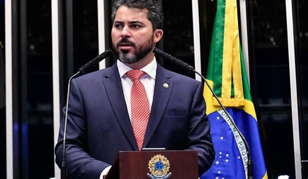 O senador que vem sendo um importante defensor do governo Bolsonaro apontou que há contradição no discurso dos mandatários estaduais.